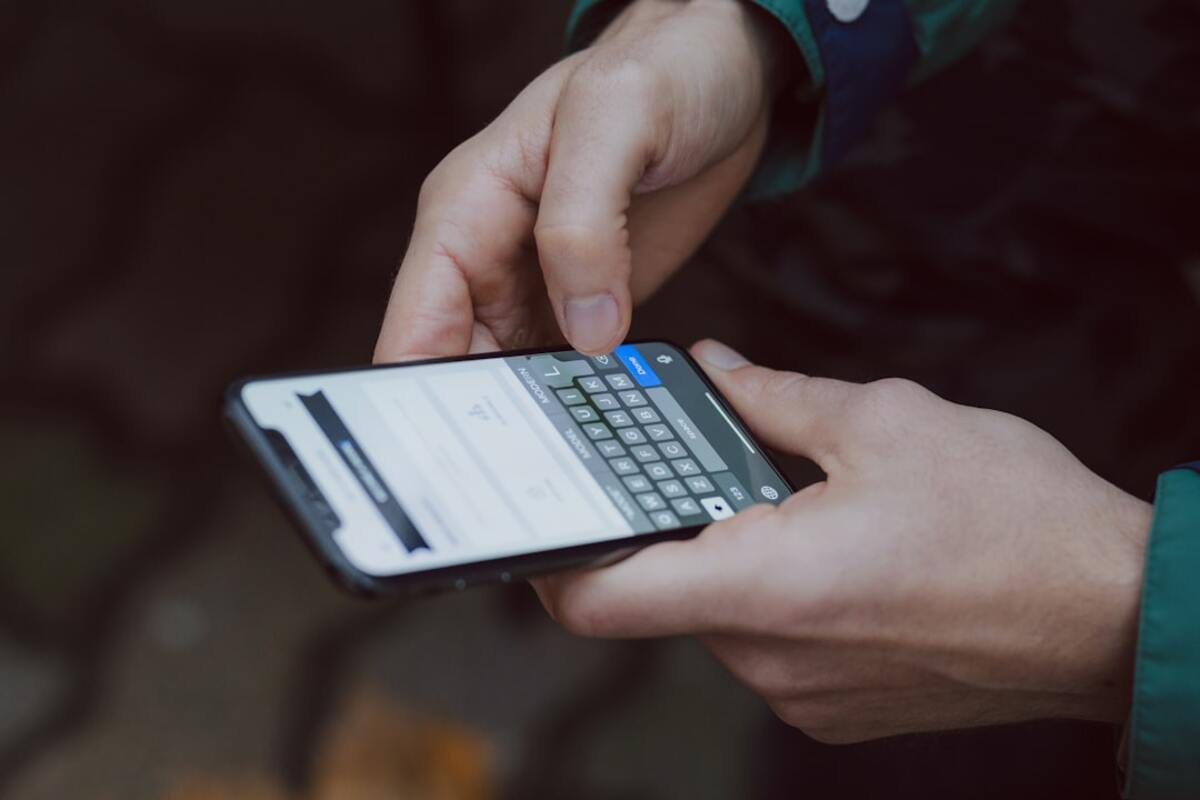 Fake “Bank Alerts” on Your Phone: How Smishing Texts Trick Smart People